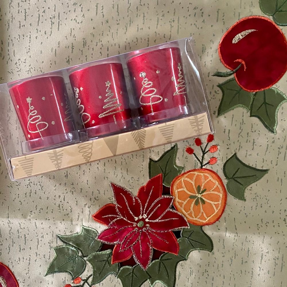 Holiday Coffee Table Cloth & Candles